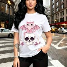 Camiseta de mujer con estampado gótico de gato rosa alado sobre calavera y velas - diseño alternativo con flores púrpuras, ajuste cómodo para el calor, estilo urbano perfecto para calles y eventos casuales - regalo ideal para mamá, esposa, novia, her - Blanco - Ver 1