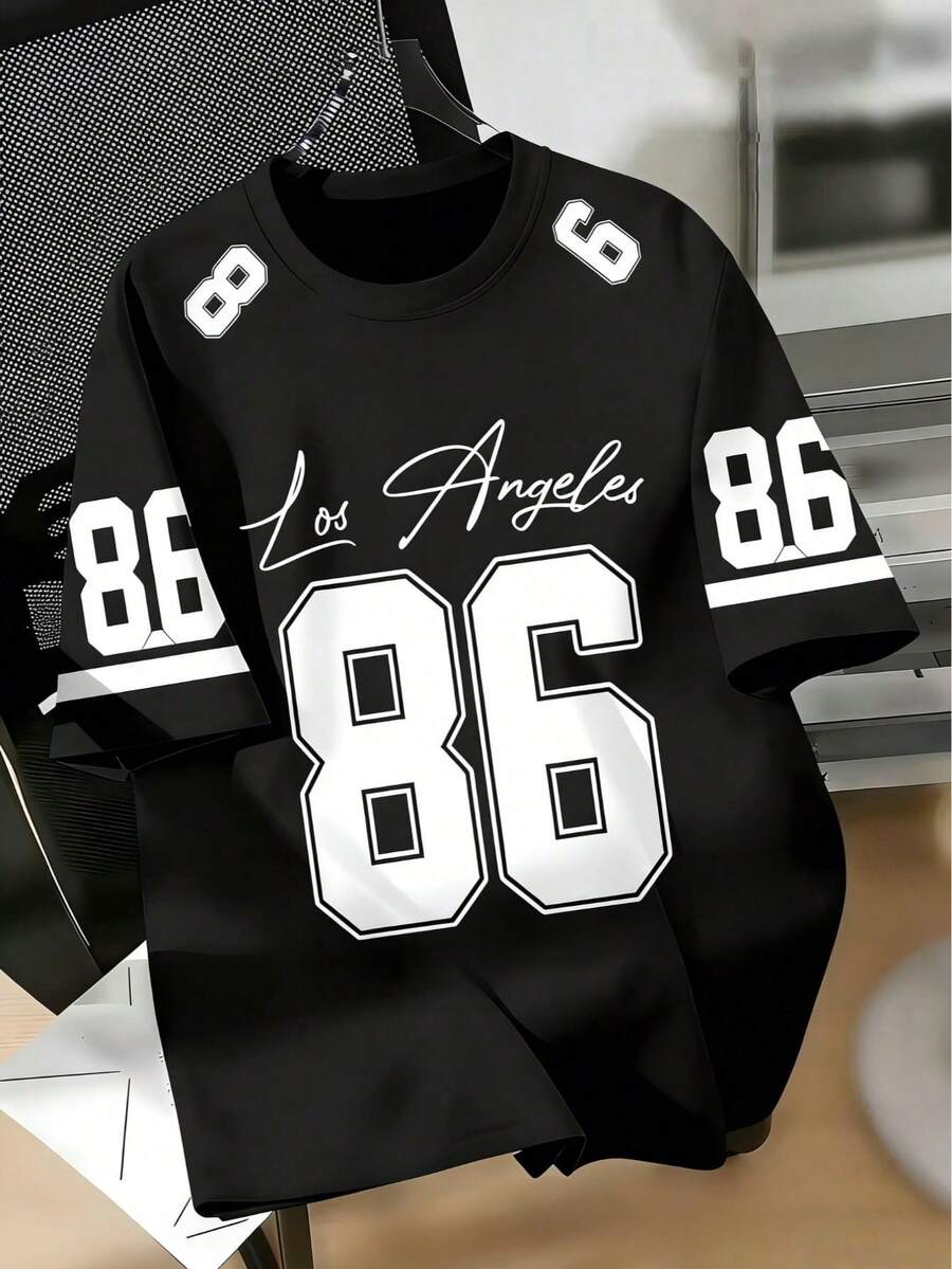 Camiseta gráfica para hombre con el número 86 y un patrón de letras "Los Ángeles" manuscritas, suelta y cómoda, adecuada para actividades casuales, deportivas y de campus, hecha de tela de poliéster, de secado rápido y fácil de lavar - Negro - Ver 1