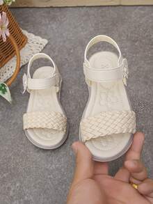 1雙女童夏季編織露趾蝴蝶珍珠可愛時尚魔鬼氈軟底平底涼鞋，適合日常穿著 - 白色 - 查看 4