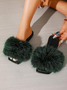 Sandales mules plates d'été pour femmes, vert foncé, à bout carré, avec fourrure longue, texture en fausse fourrure épaisse et moelleuse vert foncé, matériau PU délicat noir, design à bout carré pour façonner les pieds, semelle plate élastique et souple pour le confort, style rétro unique, convient pour les fêtes, les rendez-vous, le port quotidien et diverses occasions, sandales mules en fausse fourrure - Vert - Voir 2