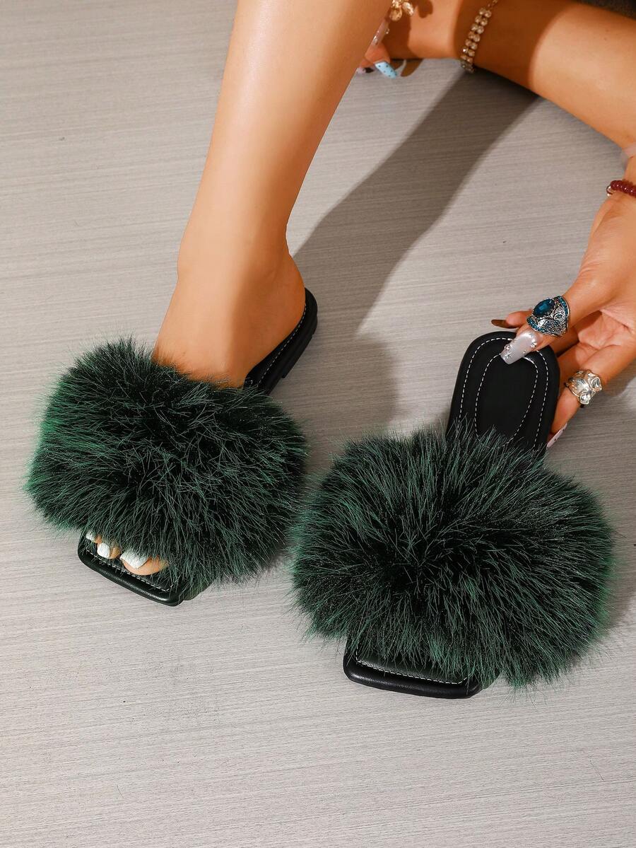 Sandales mules plates d'été pour femmes, vert foncé, à bout carré, avec fourrure longue, texture en fausse fourrure épaisse et moelleuse vert foncé, matériau PU délicat noir, design à bout carré pour façonner les pieds, semelle plate élastique et souple pour le confort, style rétro unique, convient pour les fêtes, les rendez-vous, le port quotidien et diverses occasions, sandales mules en fausse fourrure