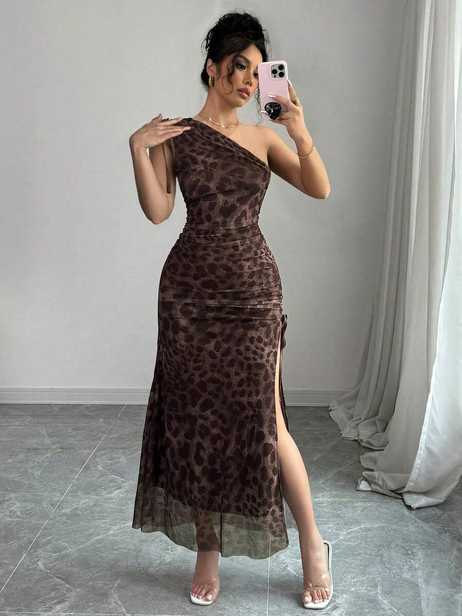 Vestido de mujer elegante con hombro asimétrico, fruncido, efecto tie-dye, malla y cordón de ajuste con abertura lateral - Café integral - Ver 1