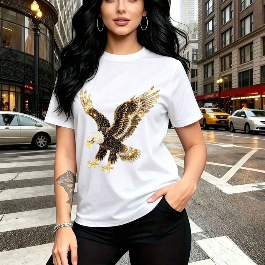 Camiseta de mujer con estampado de águila real con alas desplegadas en tonos dorados y marrones sobre fondo negro - camiseta casual de manga corta con ajuste cómodo y elegante, estilo urbano y moderno - ideal para paseos por la ciudad, salidas casual - Blanco - Ver 1
