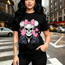 Camiseta de mujer con estampado de calavera rosa con lazo y cadenas doradas sobre fondo urbano - camiseta casual de manga corta, ajuste cómodo y moderno, estilo alternativo y urbano ideal para paseos por la ciudad, salidas con amigas o días lluviosos - Negro - Ver 8