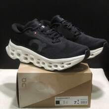 On Running On Cloudmonster 3 跑鞋，休閒鞋，運動鞋，透氣 - 黑與白 - 查看 3