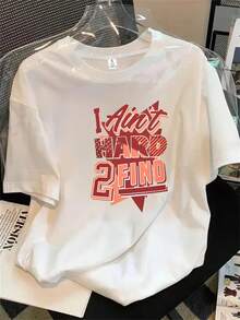 Esta camisa de manga corta y cuello redondo para mujer, con un estampado de póster en rojo y blanco que dice "Me encanta el trabajo duro 2", es adecuada para todas las estaciones. - Blanco - Ver 1