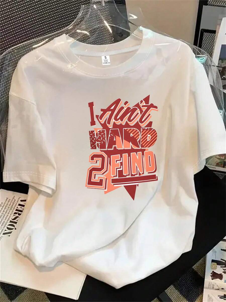Esta camisa de manga corta y cuello redondo para mujer, con un estampado de póster en rojo y blanco que dice "Me encanta el trabajo duro 2", es adecuada para todas las estaciones. - Blanco - Ver 1
