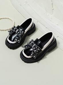 Mocassins à nœud strass pour filles, chaussures à semelle épaisse noire et blanche brillante pour enfants, chaussures antidérapantes et résistantes à l'usure, chaussures de princesse polyvalentes pour l'école et les représentations, chaussures décontractées confortables à semelle souple - Noir - Voir 1