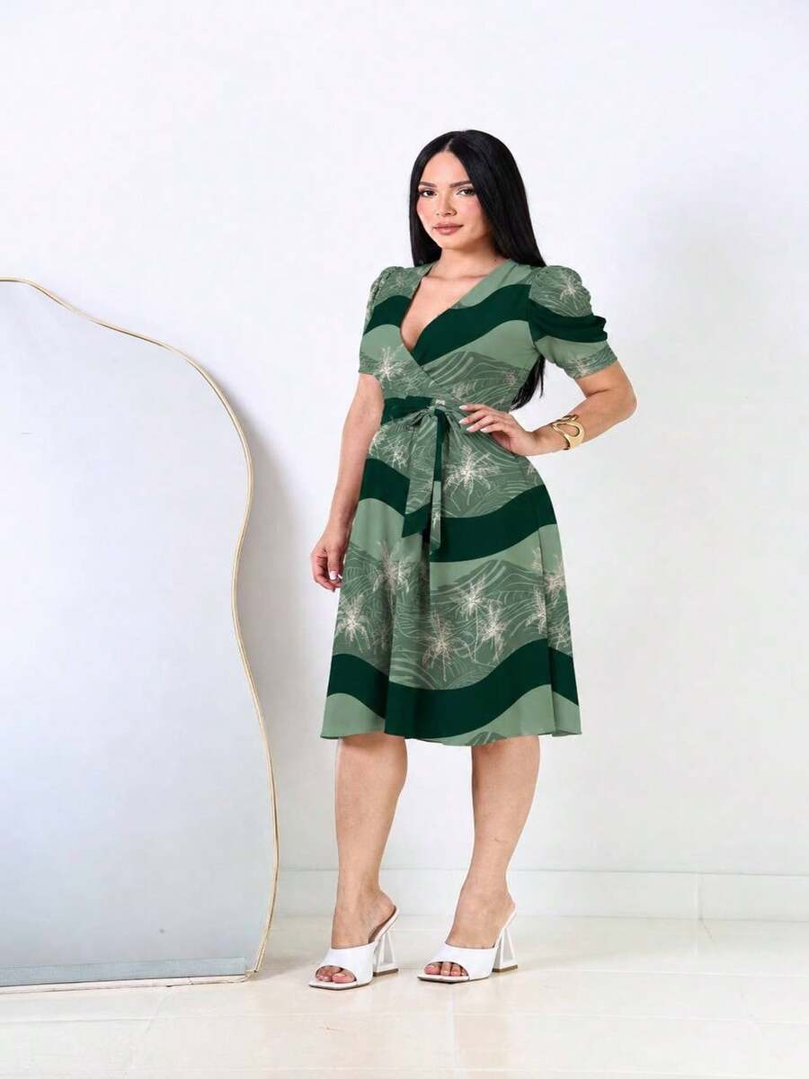 Elegant Green Midi Dress For Women, A-Line Silhouette With Belt At The Waist, Boat Neckline And Short Puff Sleeves That Flatter The Figure. - 淡綠 - 查看 1