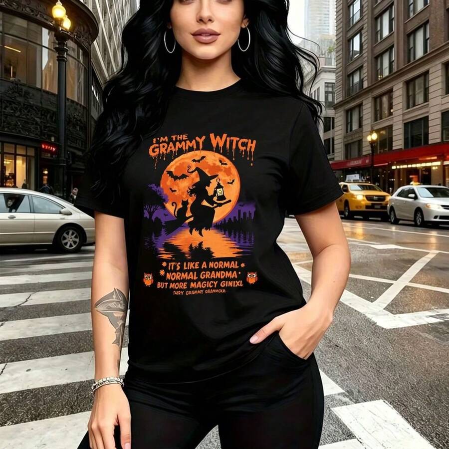 Camiseta de mujer con estampado de bruja brujita "I'M THE GRANNY WITCH!!" y texto divertido "IT'S LIKE A NORMAL GRANDMA BUT MORE MAGIC!" - camiseta casual de manga corta, ajuste cómodo y estilo urbano con luna naranja y calabazas - ideal para celebra - Negro - Ver 1