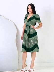 Elegant Green Midi Dress For Women, A-Line Silhouette With Belt At The Waist, Boat Neckline And Short Puff Sleeves That Flatter The Figure. - 淡綠 - 查看 4