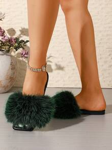 Sandales mules plates d'été pour femmes, vert foncé, à bout carré, avec fourrure longue, texture en fausse fourrure épaisse et moelleuse vert foncé, matériau PU délicat noir, design à bout carré pour façonner les pieds, semelle plate élastique et souple pour le confort, style rétro unique, convient pour les fêtes, les rendez-vous, le port quotidien et diverses occasions, sandales mules en fausse fourrure - Vert - Voir 4