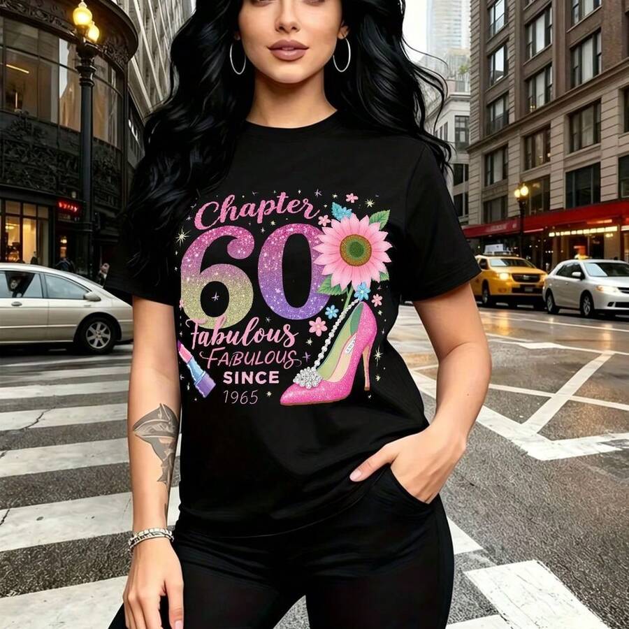 Camiseta de mujer con estampado "Capítulo 60" y diseño festivo colorido con zapato de tacón, girasol y brillantes - camiseta casual de manga corta con ajuste cómodo y estilo elegante para celebrar cumpleaños - ideal para fiestas, salidas urbanas y re - Negro - Ver 1