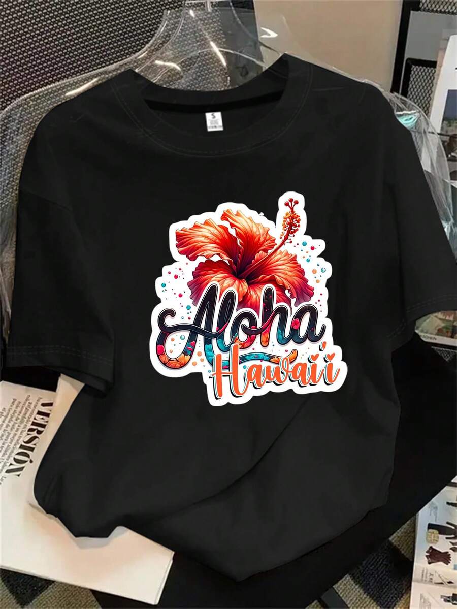 Top de mujer de cuello redondo y manga corta con un estampado floral y la palabra "Alahawai", apto para todas las estaciones. - Negro - Ver 1