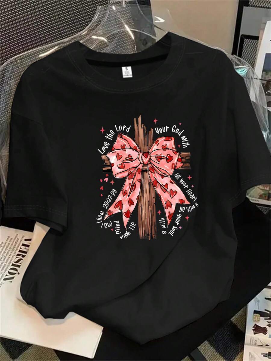 Top de mujer de manga corta y cuello redondo con estampado de lazos rosas y corazones rojos brillantes, ideal para todas las estaciones. - Negro - Ver 1