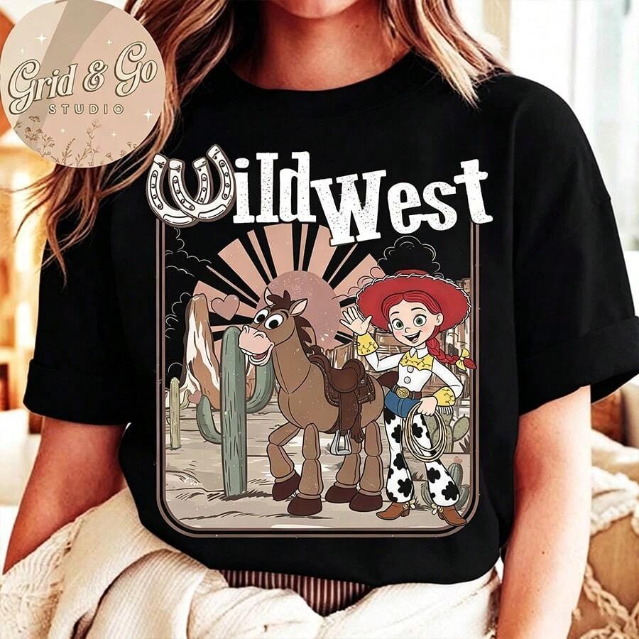 Disney Toy Story Wild West Tee | Vintage Horseshoe Western Jessie & Bullseye Graphic Print T-Shirt, Cowboy Desert Sunset Short Sleeve Top, Rustic Country Aesthetic, 100% Cotton Loose Fit - màu đen - Xem 1