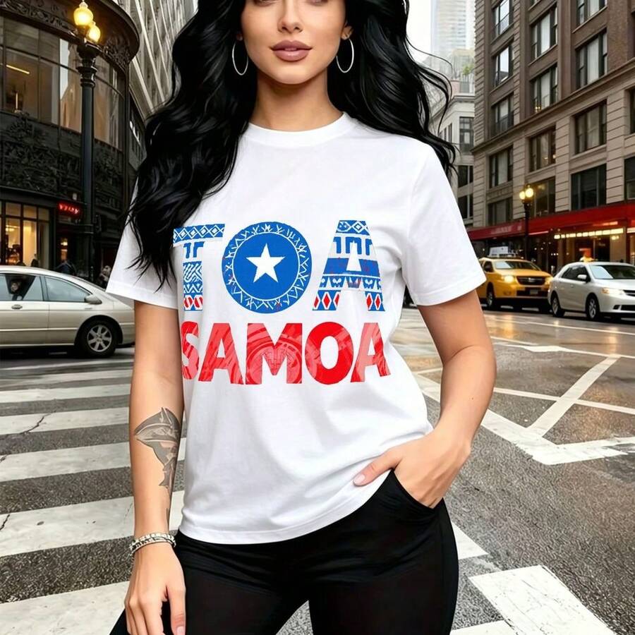 Camiseta de mujer con estampado "TOA SAMOA" en letras azules y rojas sobre fondo negro con estrella blanca - diseño gráfico urbano y atrevido, ajuste cómodo y fresco para el calor - ideal para paseos por la ciudad, eventos nocturnos y como regalo per - Blanco - Ver 1