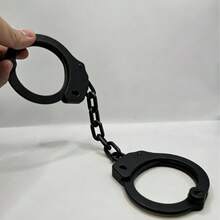 一套3D列印黑色塑膠手銬，設計成玩具外觀，附配套鑰匙，非常適合趣味角色扮演道具與派對裝飾，塑膠材質，具獨特鎖定機制 - 黑色 - 查看 2