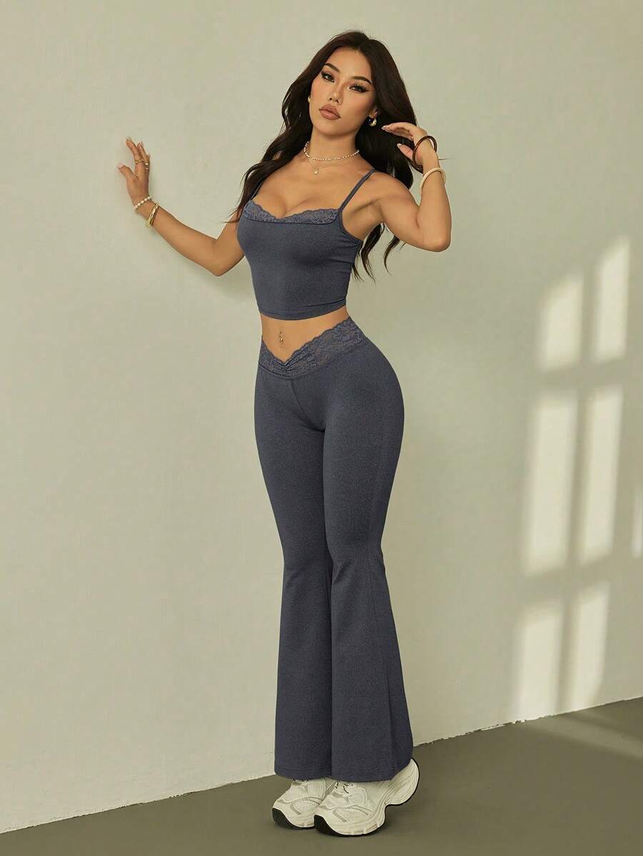 PETITE Conjunto de dos piezas para mujer con tirantes de encaje negro y pantalones acampanados - Gris Oscuro - Ver 1