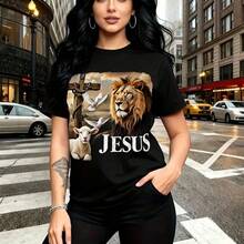 Camiseta de mujer con estampado de león majestuoso, paloma blanca y cordero junto a la cruz con la palabra JESUS - camiseta casual de manga corta con ajuste cómodo y estilo urbano inspirado en la fe - ideal para caminar por la ciudad, visitas familia - Negro - Ver 1