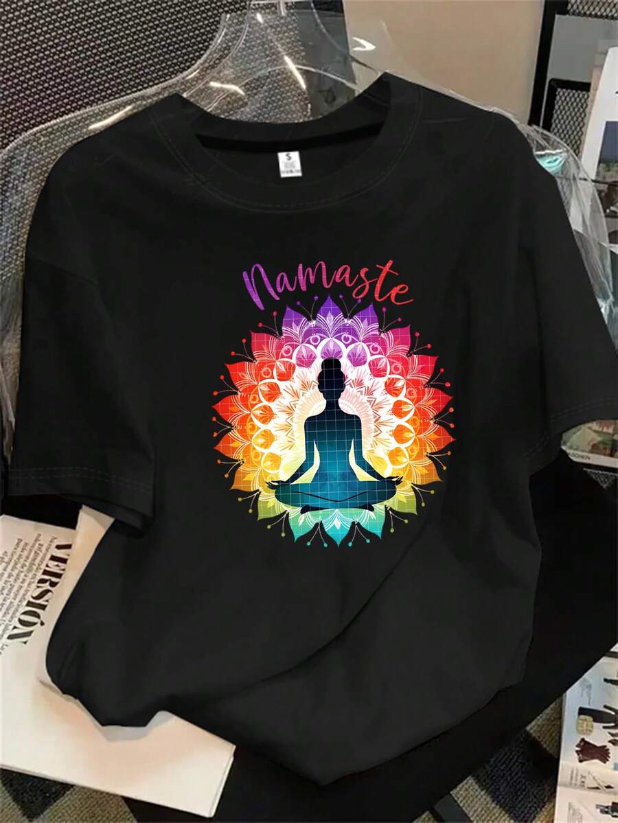 Top de manga corta y cuello redondo para mujer con la imagen de una mujer sentada sobre una flor de loto y la palabra "Nanse" estampada. Ideal para todas las estaciones. - Negro - Ver 1