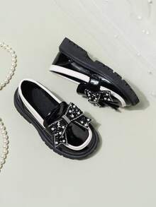 Mocassins à nœud strass pour filles, chaussures à semelle épaisse noire et blanche brillante pour enfants, chaussures antidérapantes et résistantes à l'usure, chaussures de princesse polyvalentes pour l'école et les représentations, chaussures décontractées confortables à semelle souple - Noir - Voir 3