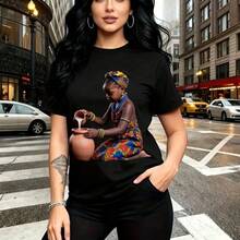 Camiseta de mujer con estampado vibrante de mujer africana en atuendo tradicional vertiendo líquido de vasija de barro - camiseta casual de manga corta, ajuste cómodo y estilo urbano con toques culturales - ideal para paseos por la ciudad, salidas ca - Negro - Ver 8