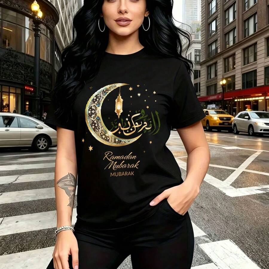 Camiseta de mujer con estampado festivo de media luna dorada, farol y caligrafía árabe para celebrar el Ramadán - diseño elegante con letras "Ramadan Mubarak", ajuste cómodo y estilo urbano casual - ideal para reuniones familiares, salidas con amigas - Negro - Ver 1