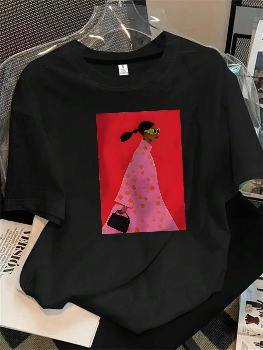 Fotografía de una mujer con un vestido rosa y una blusa de manga corta con cuello redondo; el estampado es apto para todas las estaciones. - Negro - Ver 1