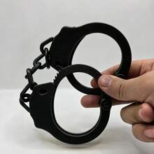 一套3D列印黑色塑膠手銬，設計成玩具外觀，附配套鑰匙，非常適合趣味角色扮演道具與派對裝飾，塑膠材質，具獨特鎖定機制 - 黑色 - 查看 3