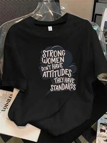 Camiseta de manga corta con cuello redondo para mujer, con estampado que refleja la actitud de las mujeres fuertes y que es ideal para todas las estaciones. - Negro - Ver 1
