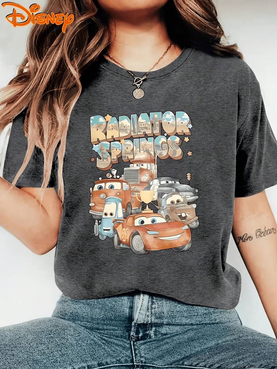 (Disney T Shirts)Disney Cars "Radiator Springs" Print Women's Casual Crew Neck Short Sleeve T-Shirt, Cute Lightning McQueen & Mater Group Graphic, Loose Fit Soft Fabric Daily Wear Top, Camisas Para Mujer, Camisetas, Disney Women T Shirts, Camisa, Graphic Tee, Cotton T Shirt, Camisetas, Summer Outfits For Women, Vacation Outfits Women, Summer Tops, Summer Clothes, Tops, Concert Outfits, Outfits For A Day Out At Disneyland, A Gift For Disney Fans, Party Outfits, Summer Clothes, Officially Licensed Disney T-Shirts, Disney Men's And Women's Spring/Summer Fashion Casual Short-Sleeve T-Shirts - 灰色 - 查看 1