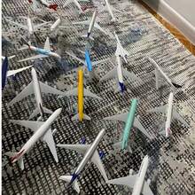Mô hình máy bay Airbus 747 & 380 kích thước 16cm, lý tưởng cho người sưu tập mô hình máy bay và là lựa chọn quà tặng tuyệt vời cho sinh nhật, ngày lễ và đồ chơi - Bao gồm các hãng hàng không từ châu Á, châu Âu, Ả Rập Xê Út và Boeing 787. - Nhiều màu - Xem 4