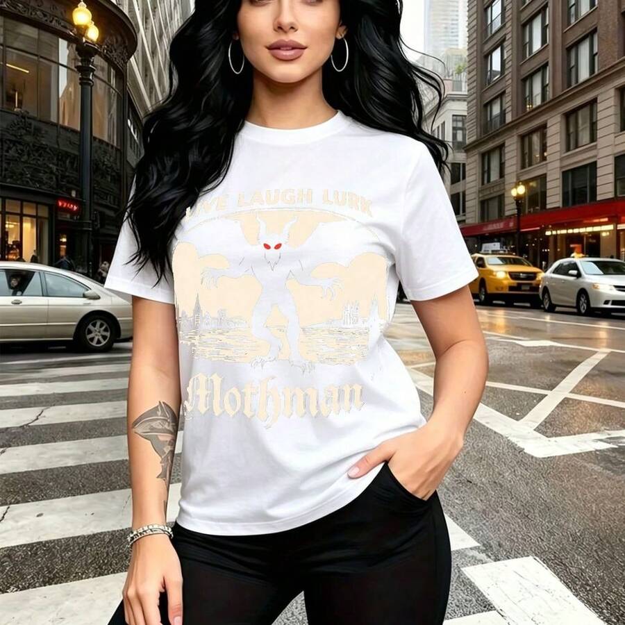 Camiseta de mujer con estampado del Mothman criptid de ojos rojos y frase "Live Laugh Lurk" - diseño gótico urbano con siluetas de ciudad, ajuste cómodo y estilo alternativo perfecto para el Día de Muertos - ideal para salidas casuales, fiestas temát - Blanco - Ver 1