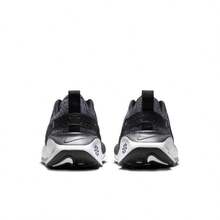 Nike 新款 React Infinity Run Flyknit 4 黑白男款低筒跑鞋 DR2665-003 - 黑與白 - 查看 3