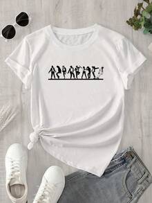Camisa de mujer de manga corta y cuello redondo con un estampado que muestra a un grupo de personas de pie sobre un fondo negro, apta para todas las estaciones. - Blanco - Ver 1
