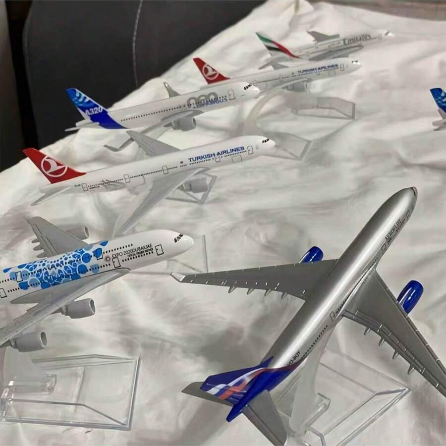Mô hình máy bay Airbus 747 & 380 kích thước 16cm, lý tưởng cho người sưu tập mô hình máy bay và là lựa chọn quà tặng tuyệt vời cho sinh nhật, ngày lễ và đồ chơi - Bao gồm các hãng hàng không từ châu Á, châu Âu, Ả Rập Xê Út và Boeing 787.