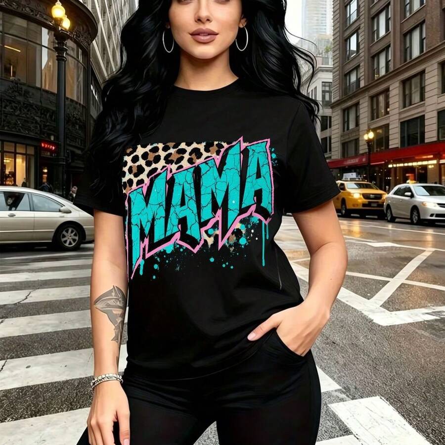 Camiseta de mujer con estampado urbano de chica confiada con cabello largo y aretes, diseño "MAMA" en letras teal con contorno rosa y manchas sobre fondo de leopardo - camiseta casual de manga corta, ajuste cómodo y estilo moderno para el día a día - - Negro - Ver 1