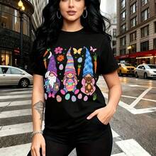 Camiseta de mujer con estampado whimsical de cuatro duendes de jardín coloridos entre flores y mariposas - diseño folklórico vibrante sobre fondo negro, ajuste cómodo y estilo urbano casual - ideal para el Día de la Madre, cumpleaños o como regalo pe - Negro - Ver 10
