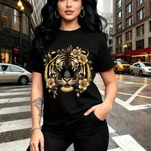 Camiseta de mujer con estampado de tigre dorado y flores en blanco sobre fondo negro - diseño artístico moderno con cuello redondo, ajuste cómodo y estilo urbano ideal para pasear por la ciudad o salir con amigas - regalo perfecto para mamá, esposa, - Negro - Ver 1