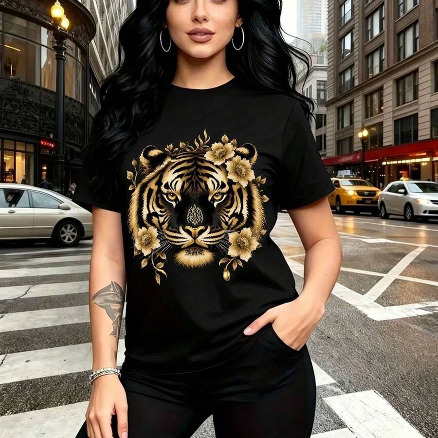 Camiseta de mujer con estampado de tigre dorado y flores en blanco sobre fondo negro - diseño artístico moderno con cuello redondo, ajuste cómodo y estilo urbano ideal para pasear por la ciudad o salir con amigas - regalo perfecto para mamá, esposa, - Negro - Ver 1
