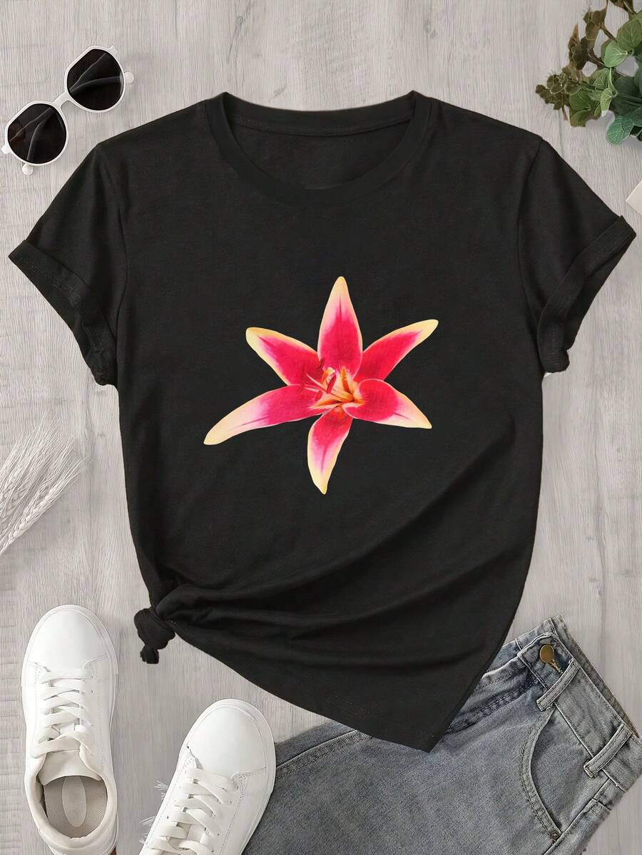 Top de mujer de manga corta y cuello redondo con estampado de lirios rosas y nubes blancas de fondo, apto para todas las estaciones. - Negro - Ver 1