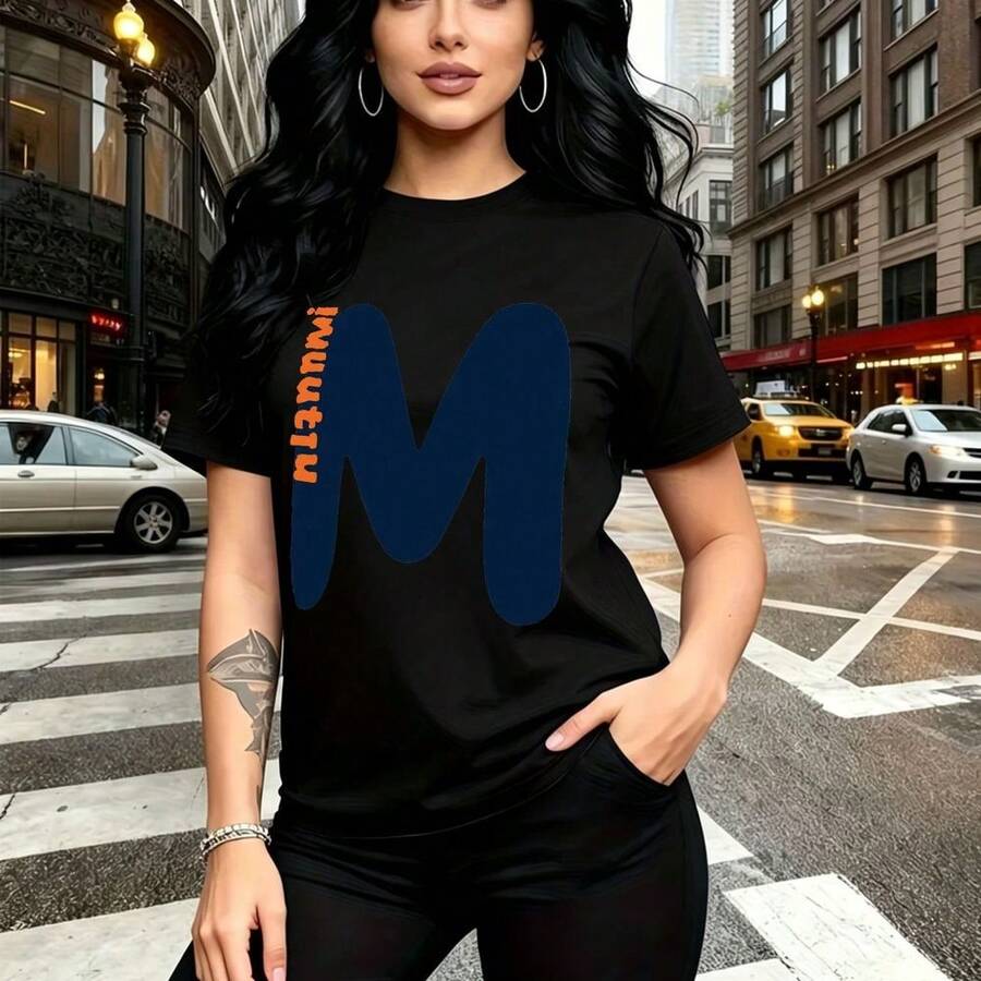 Camiseta de mujer con estampado de chica urbana de cabello largo y ondulado, letra "M" azul y texto naranja "IMMUTU", estilo moderno y atrevido - camiseta casual de manga corta con ajuste cómodo y fresco, ideal para caminar por la ciudad, salir con a - Negro - Ver 1