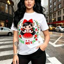 Camiseta de mujer con estampado vibrante de Calavera mexicana en traje rojo y blanco rodeada de flores y banderas - diseño "Viva México" con estilo urbano y cultural, ajuste cómodo y moderno para el día a día - ideal para celebrar el Día de Muertos, - Blanco - Ver 1