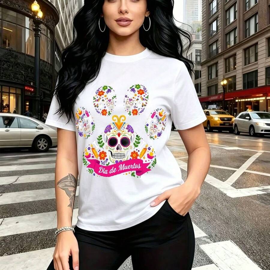 Camiseta de mujer con estampado vibrante y colorido de flores mexicanas y mariposas - diseño casual de cuello redondo, ajuste cómodo y fresco ideal para el clima cálido - perfecta para fiestas del Día de Muertos, reuniones familiares, paseos por la p - Blanco - Ver 1