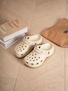 Crocs 女款運動涼鞋/拖鞋，經典雲朵木屐鞋，女款戶外涼鞋，沙灘鞋，休閒涼鞋 - 骨白色 - 查看 3
