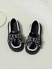 Mocassins à nœud strass pour filles, chaussures à semelle épaisse noire et blanche brillante pour enfants, chaussures antidérapantes et résistantes à l'usure, chaussures de princesse polyvalentes pour l'école et les représentations, chaussures décontractées confortables à semelle souple - Noir - Voir 2