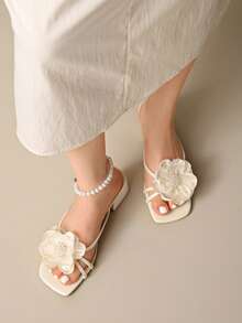 Sandal Wanita Model Baru Musim Panas 2025 dengan Hak Tebal, Hiasan Bunga Mutiara, dan Tali, Sandal Jepit Serbaguna dengan Hak Sedang dan Ujung Terbuka. - Krem - View 6