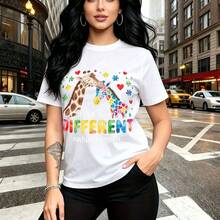 Camiseta de mujer con estampado de jirafas coloridas y mensaje "It's OK to be DIFFERENT" con hashtag #autismawareness - camiseta casual de manga corta, ajuste cómodo y estilo urbano que promueve la inclusión - ideal para paseos por la ciudad, eventos - Blanco - Ver 10