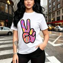 Camiseta de mujer con estampado de chica urbana con cabello largo y signo de la paz en estilo tie-dye colorido - camiseta casual de manga corta, ajuste cómodo y elegante, estilo moderno y vibrante - ideal para paseos por la ciudad, reuniones informal - Blanco - Ver 10